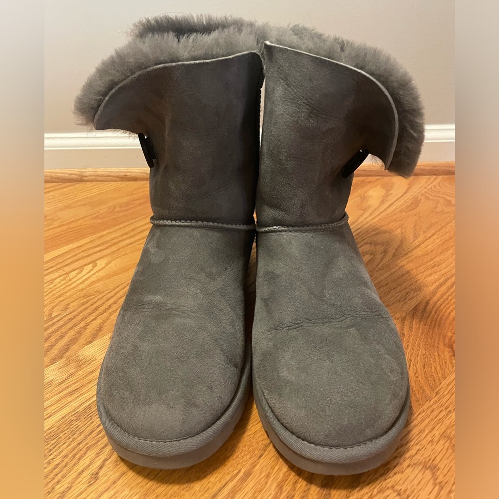 Ugg Size 9 grey boots